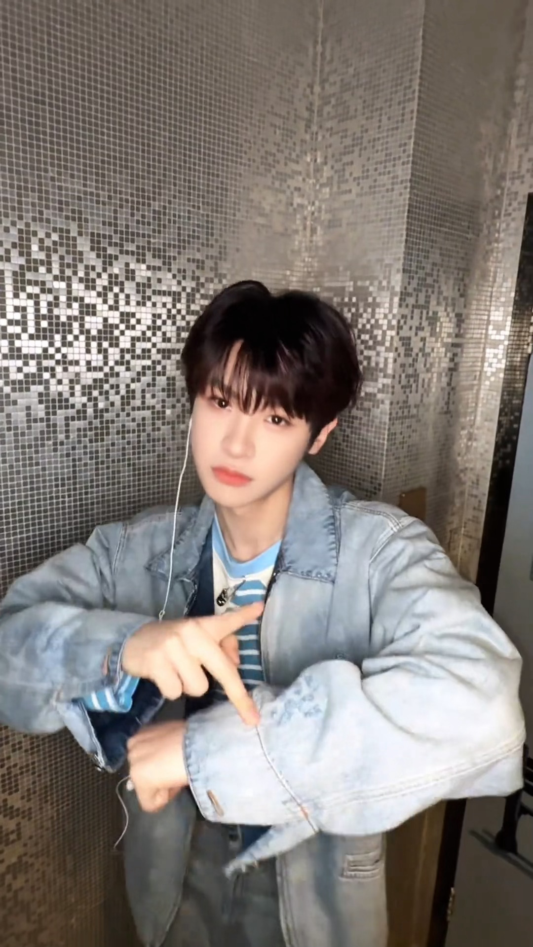 黄明昊cha了等你下课手势舞 完全萌物来的🥹 