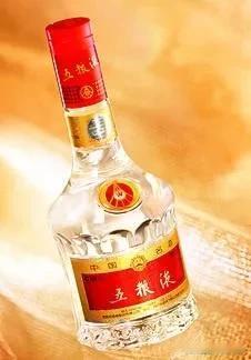 我家老公有收藏白酒的爱好，国庆节假期得了一瓶五粮液，高兴的什么似的，其实我是反感
