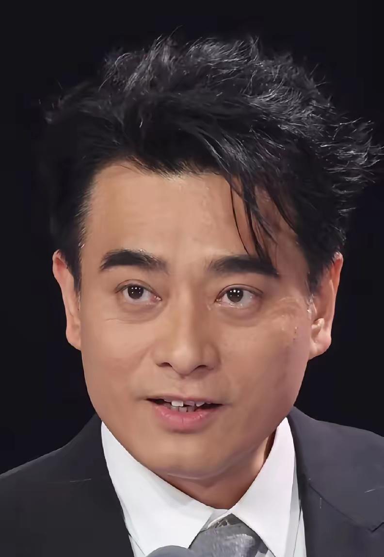 我敢说，内娱最真实的男演员，非陈龙莫属了！

一看他的牙就没整过，参差不齐，也不