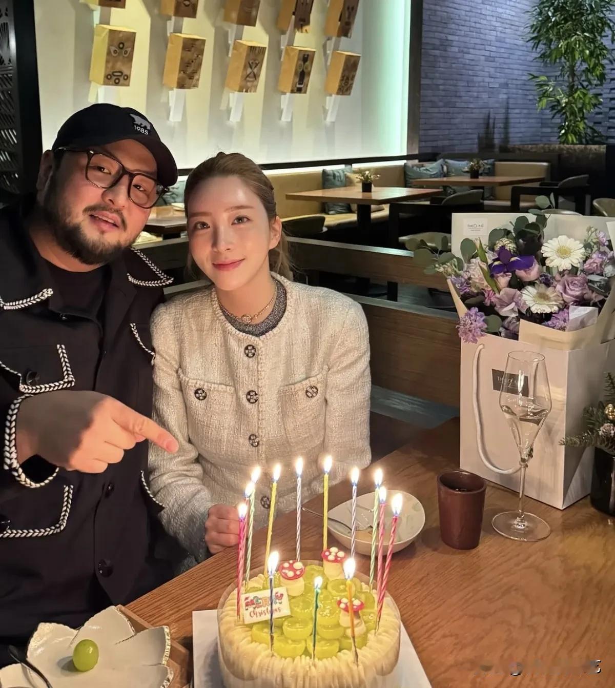 27日，金泰宇的妻子金爱丽通过自己的Instagram上写道"结婚纪念日快乐，让