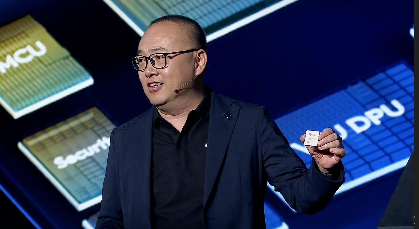 余凯：“我给大家看下我的大宝贝啊”。然后就掏出了今天的主角——星空6P，中国首款