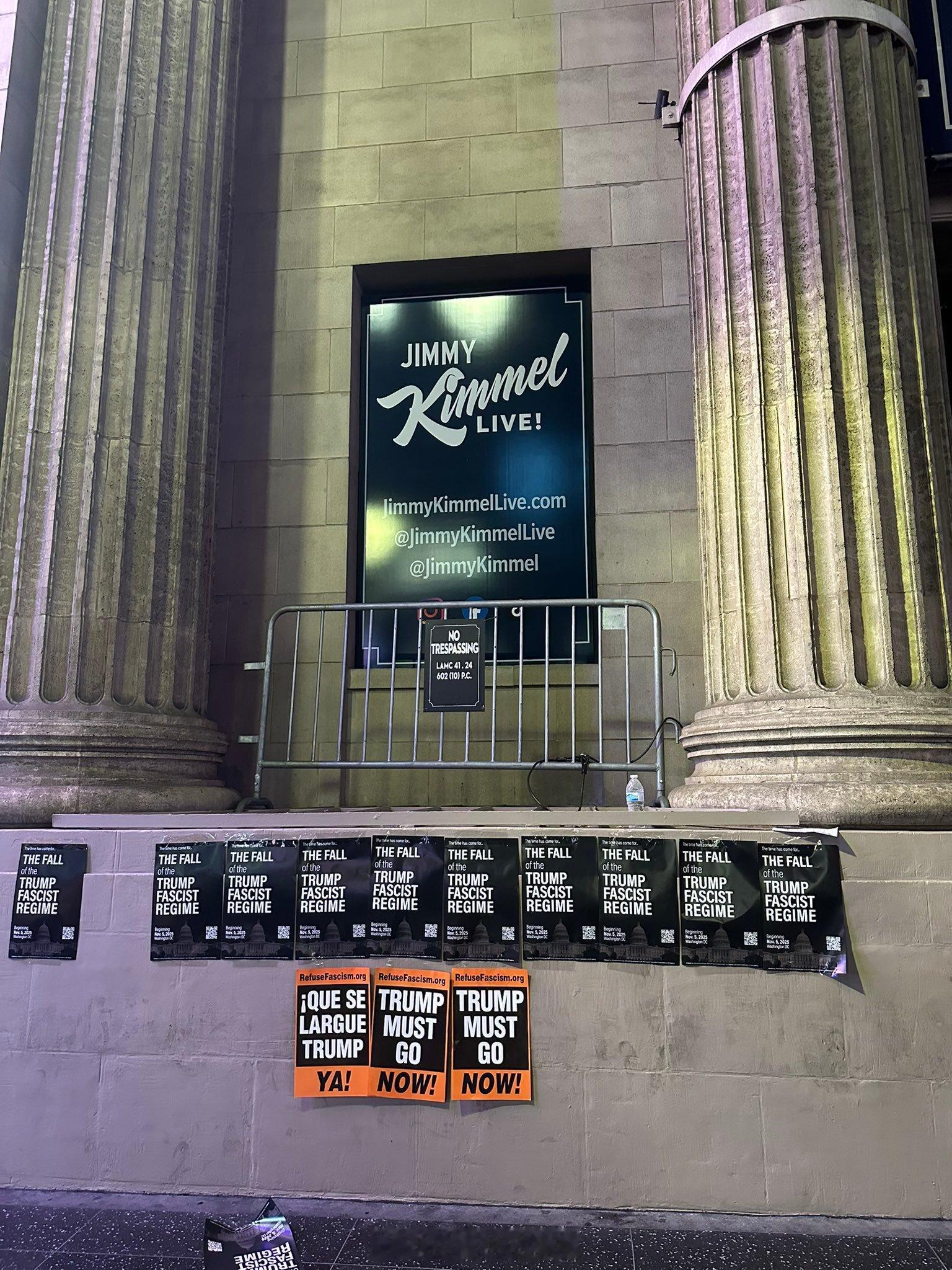 骂川普的海报今晚贴在了“Jimmy Kimmel Live！”剧场外。 ​​​