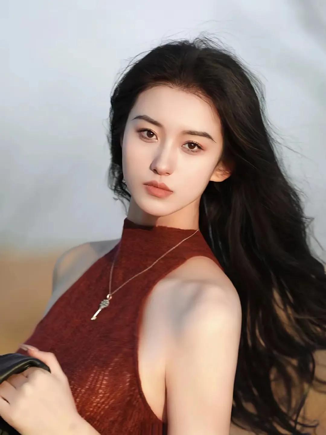 在那片辽阔而孤寂的西部荒野，一抹绯红跃入眼帘，宛如一朵盛放的红玫瑰。那是一位身着