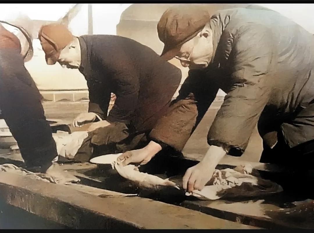 1954年，溥仪在洗衣服时，拍下了一张老照片，镜头中的他穿着棉衣，戴着眼镜，昔日