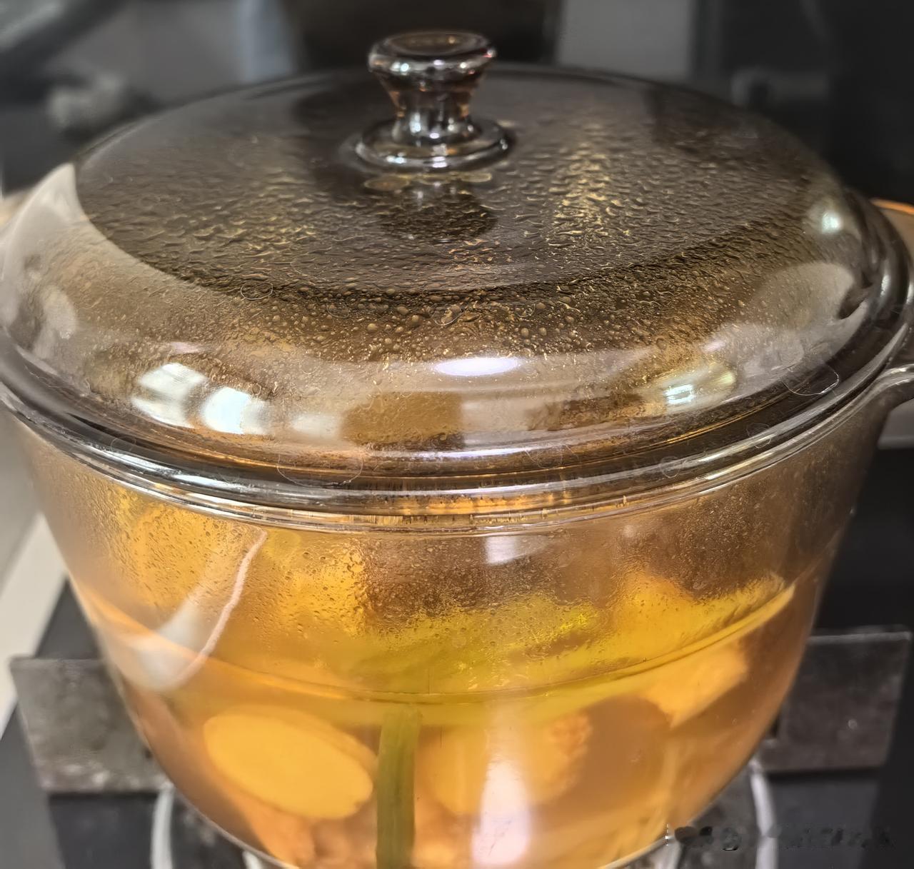 我家小大人，周六喝鸡汤是固定节目。奶奶一早就把鸡汤炖上，羊肚菌、扁尖也泡好洗净，