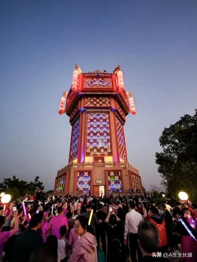 最大花灯造型特异灯，点亮后金碧辉煌，光彩夺目，光芒四射！