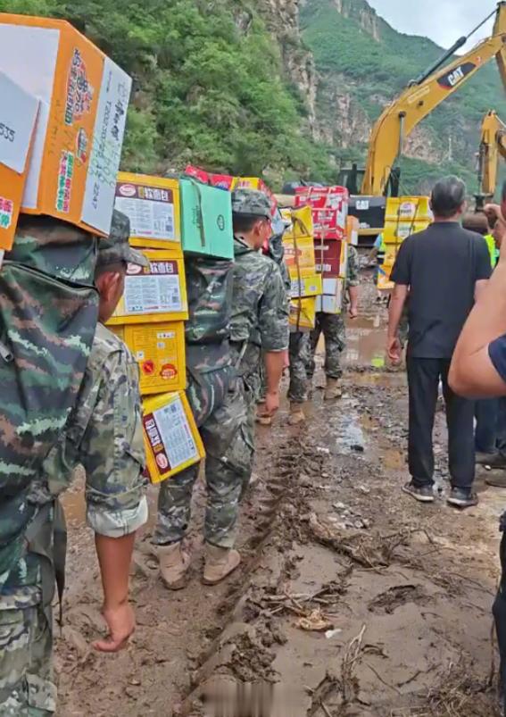 #战士泥泞中徒步几十公里运送物资# 灾区的生活物资是这样运进去的…大灾来临，没有