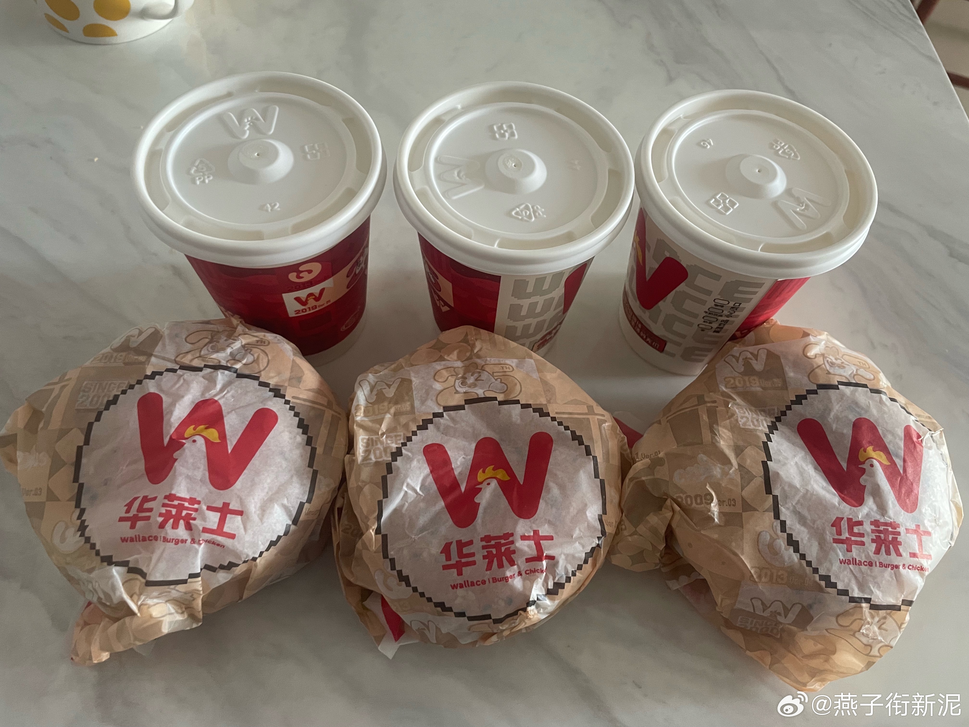 家里三个孩子，买中式早餐众口难调，还不如买个汉堡，大家都不挑，我也省事儿，摆出来