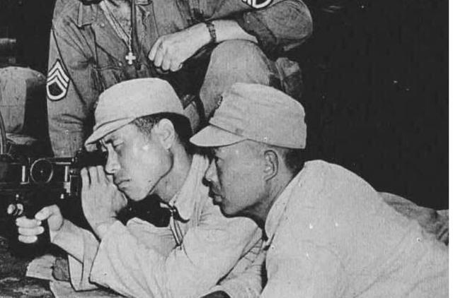 1984年的一天晚上，驻金华某部武警完成训练任务后，观看热播的电视剧《霍元甲》。