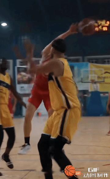 奥尼尔都汗颜的扣篮：估计这哥们是拆迁队跑出来的。[震惊][震惊][震惊]