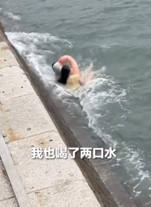 “这个大妈火到央视！”7月7日山东青岛，女大学生在岸边拍照，不小心把手机掉到手里