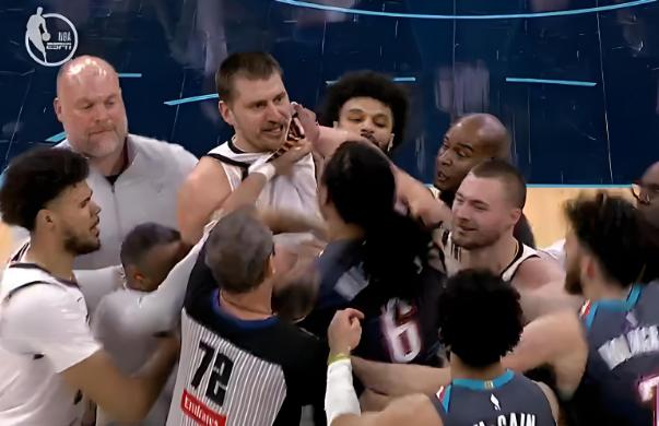 掘金和雷霆这场比赛打得十分胶着，双方一直拼到最后时刻才分出胜负，最终雷霆在加时赛