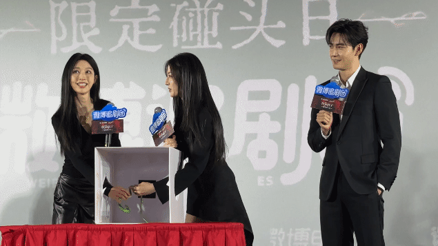 张俪迪丽热巴你俩根本没喝中药！！！游戏环节在箱子里偷偷牵上手了，这大家可都看见了