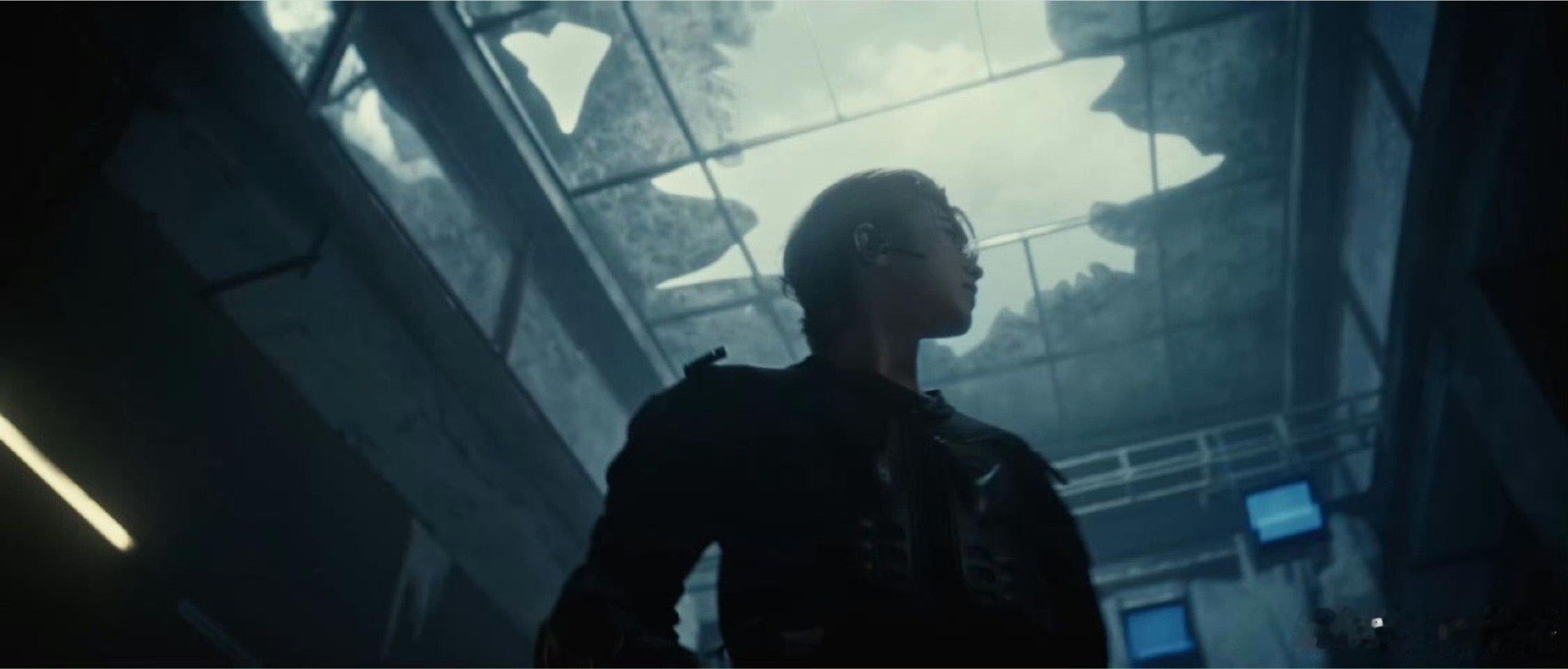 又被蔡徐坤帅到了 这波帅度超标！黑色作战服造型又酷又飒，建模脸冷脸出镜自带气场，