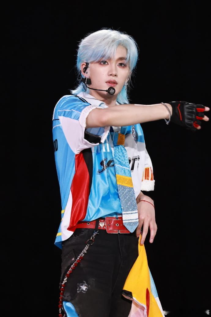 时代少年团发色大换血演唱会全新舞台全员更换多元新发色实现大换血，温柔鎏金、清冷雾