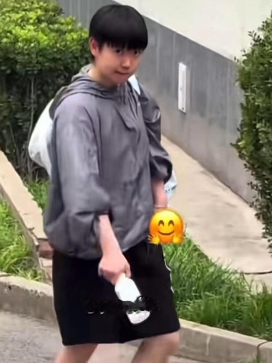 好奇莎莎这穿搭是自己买的衣服吗，越看越可爱，看她眼睛，真的迷人，下训后真的好可爱
