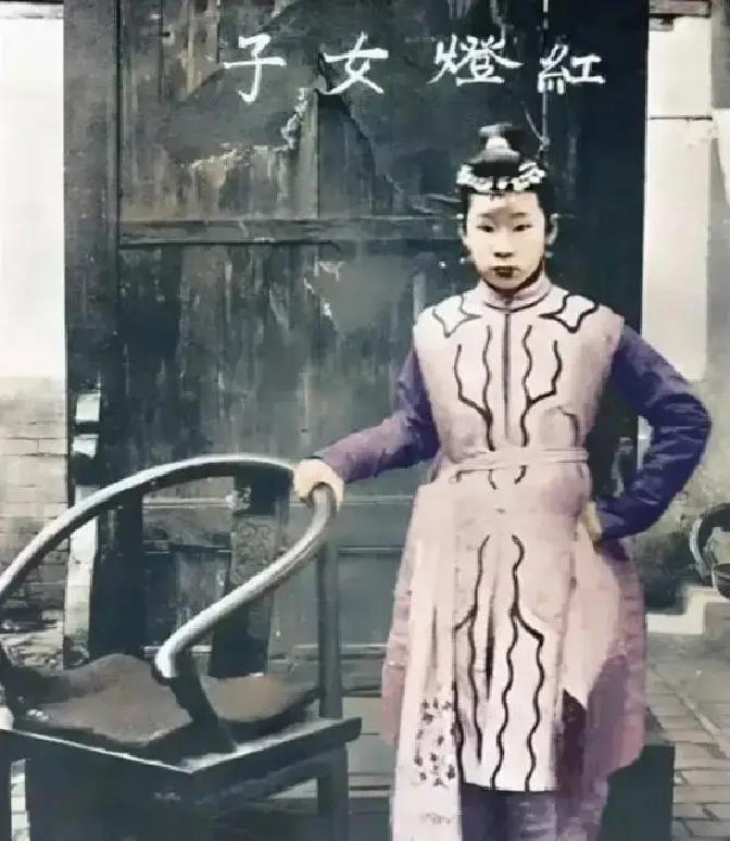 天津城破后，“黄莲圣母”林黑儿被押进了都统衙门。 洋人不信她会法术，逼她当众施展
