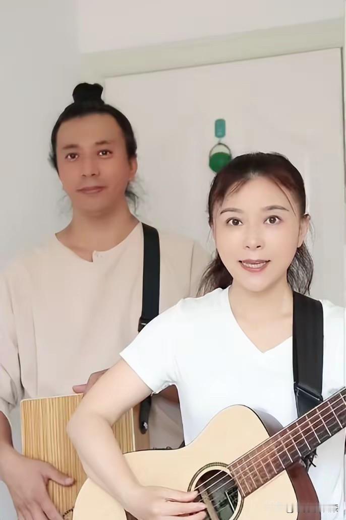安与骑兵成了路人甲！
这对组合从路人唱成了两口子，唱出了名，但是短短几年又唱成了