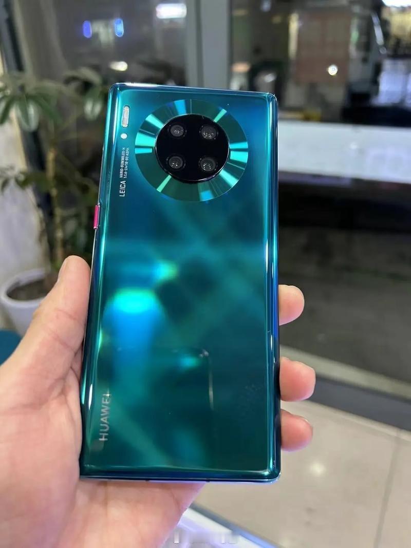 余承东晒出华为Mate70 挺好看的，但是我的mate30pro还很好用啊，我准