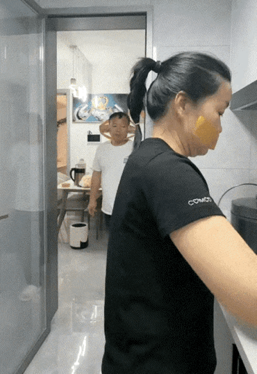 他装听不见，她把嘴巴闭上，这不，和谐了。
