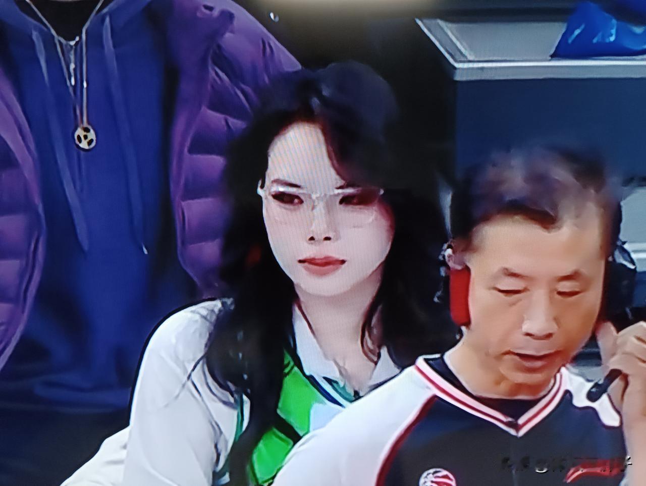 不得不说，CBA最美的技术台计分员在天津，当裁判看录像回放的时刻，镜头里，裁判后