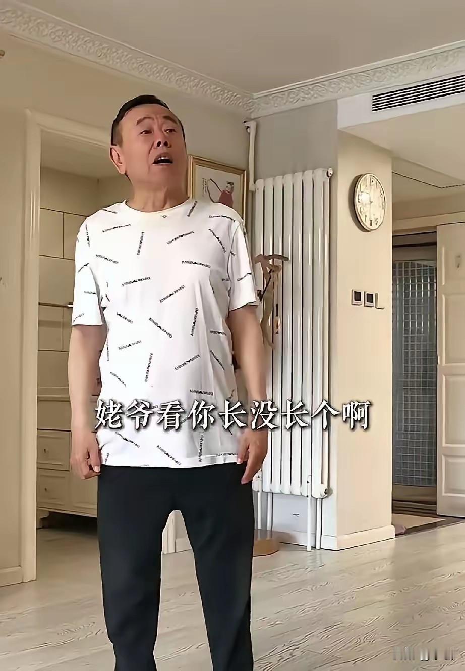 潘长江这回终于能彻底放心了！外孙小石头才13岁，身高已经成功反超姥爷。
老潘家这