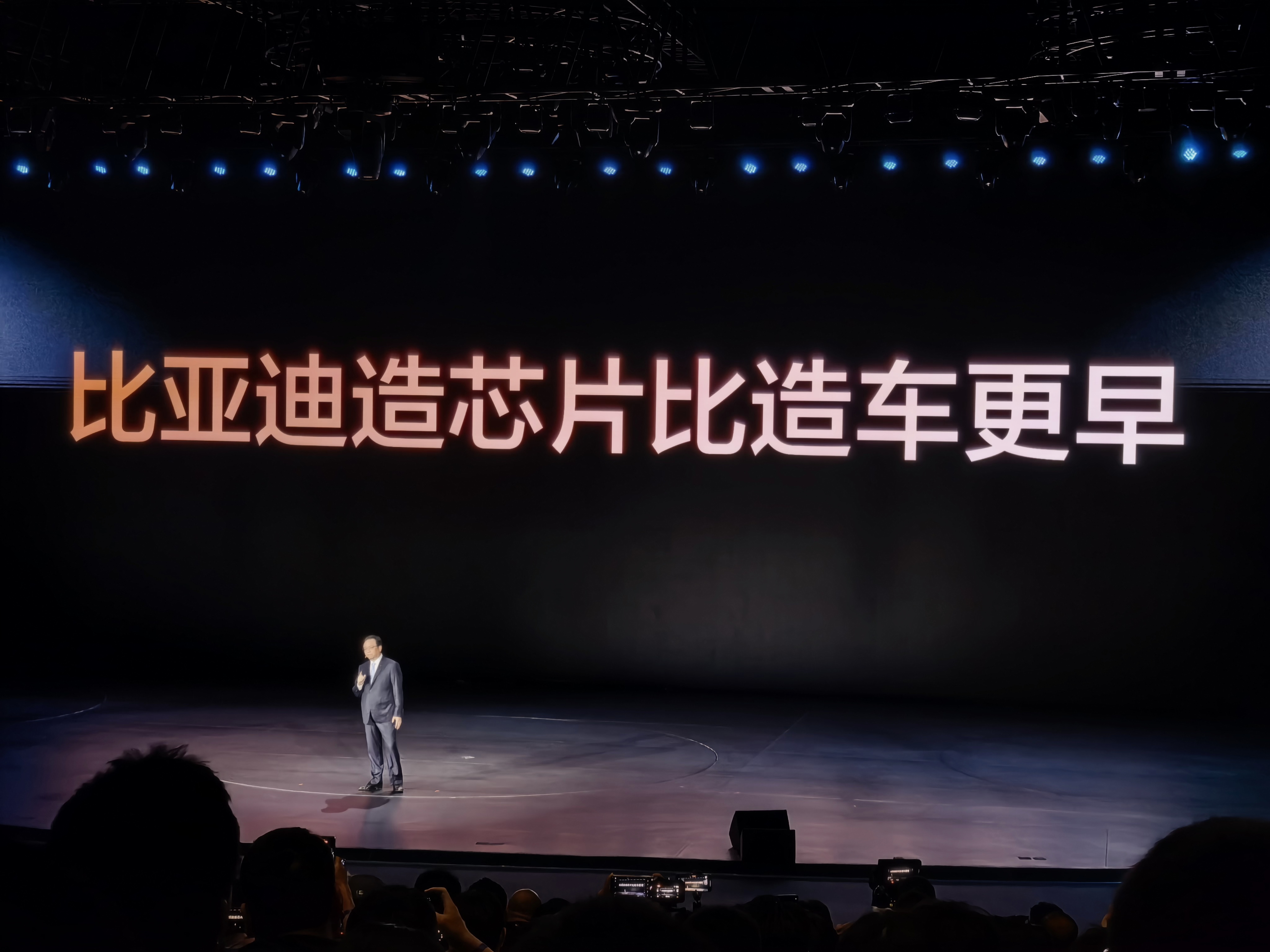 王总，很早之前就想着收购一家海外的芯片制造公司，但是因为各种原因，没能成功。既然