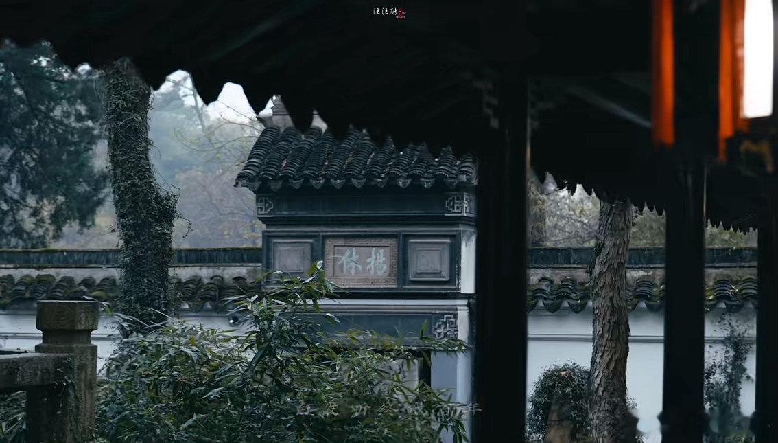 摽有梅，其实七兮。求我庶士，迨其吉兮。摽有梅，其实三兮。求我庶士，迨其今兮。摽有