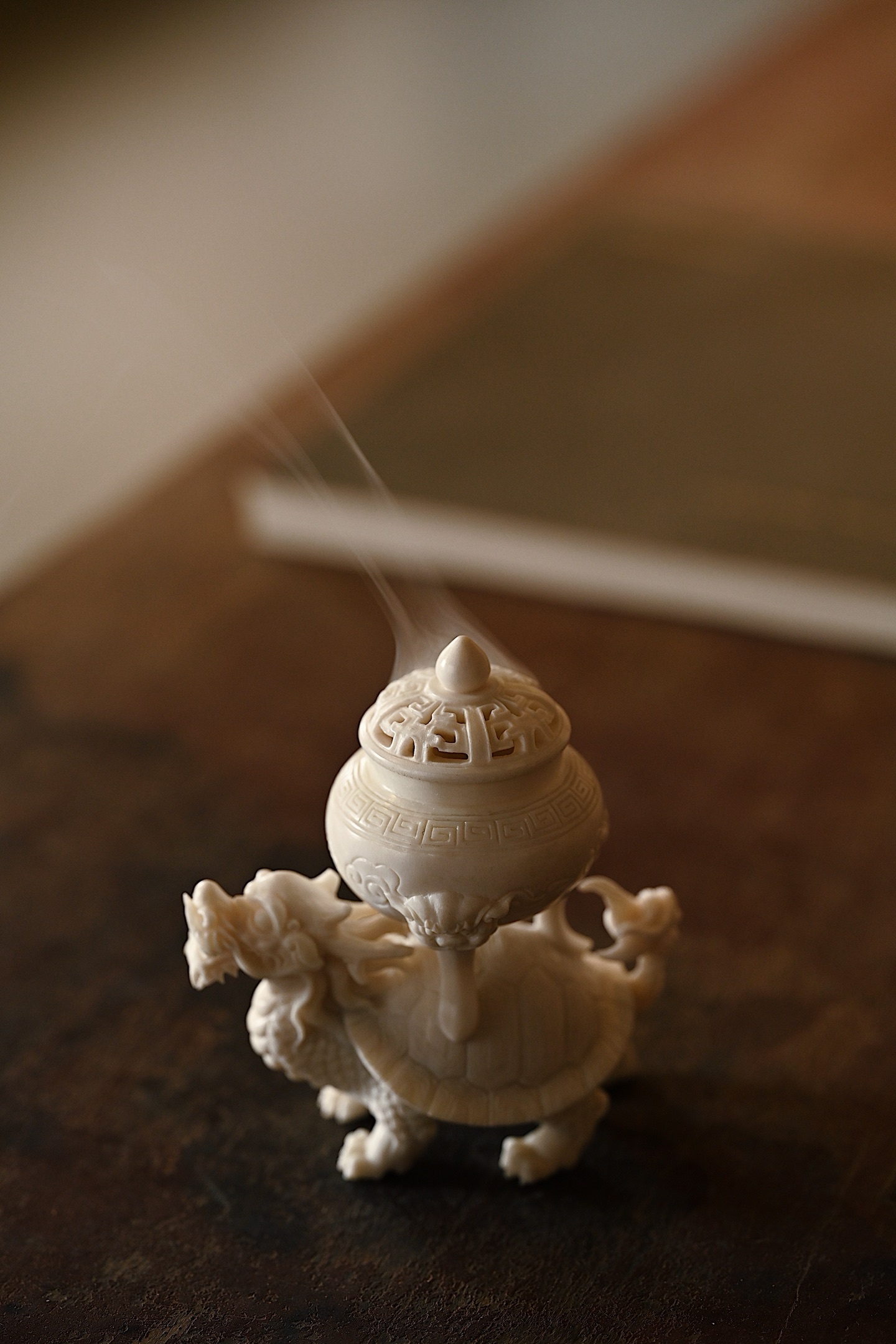 鹿角 | 龙龟 香炉整料雕刻，龙首龟身，背驮鼎炉却气定神闲，四肢敦实有力，威风凛