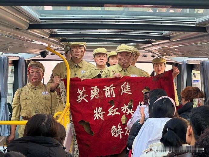 这波必须给沈阳加鸡腿，把抗美援朝真人话剧搬上了观光巴士。以前去某个城市旅游，一般