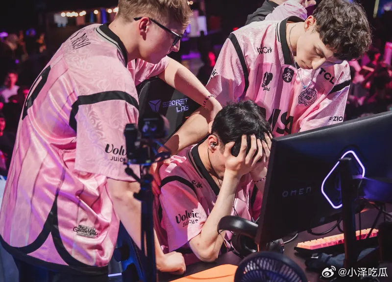 AG让一追二M8M8被AG让一追二，M8.bipo自责坐在椅子上双手掩面马丁都没