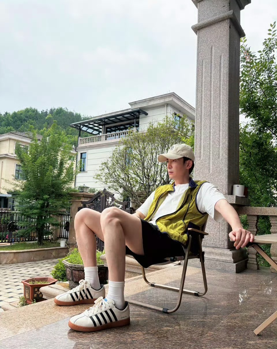 韩栋直播哭诉没戏拍这房子一眼就能看出来是别墅，如果是北京的话，便宜的别墅也得大几