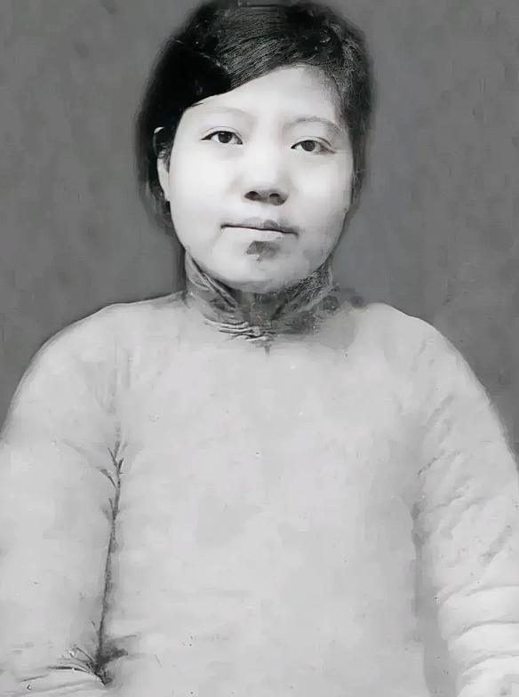 1948年，李青林被捕，在狱中，她宁死不屈，敌人见状，就叫来了叛徒指认，哪知李青