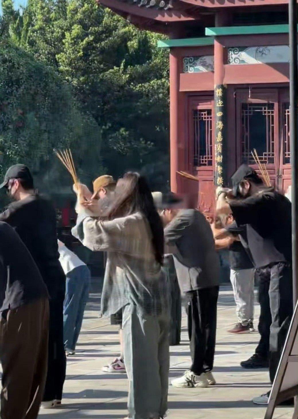 许凯新剧天都异闻录开机 许凯、魏哲鸣主演的电视剧《天都异闻录》终于开机了，许凯久