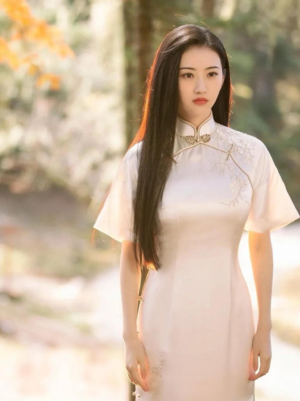 景甜又在风口浪尖，又不是因为作品，又是因为男人。
这姑娘出道即巅峰，拍电影都是孙