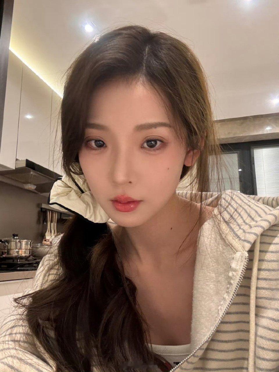 张淼怡经常看刘亦菲照片张淼怡居然也经常看刘亦菲照片！这波直接狠狠共情了，谁能不为