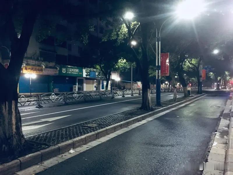 每日六句情话（深更半夜版本）


1.《关于凌晨两点刷到你三年前的朋友圈》
“大
