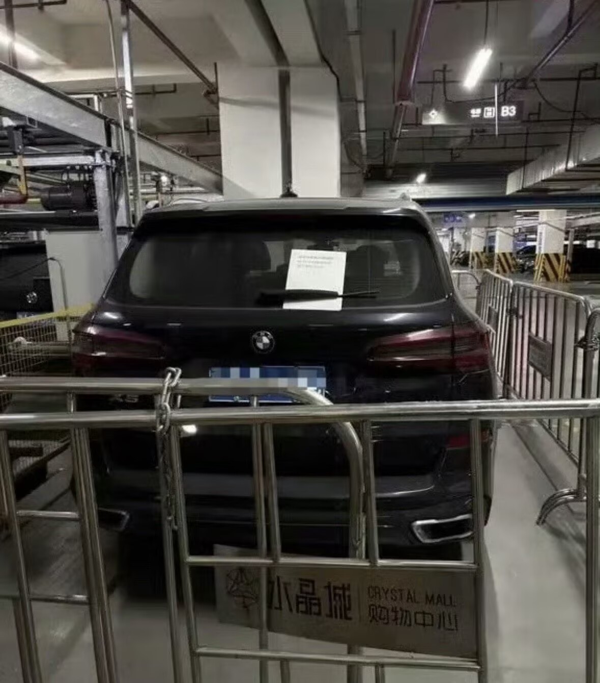 宝马停商场8101小时计费16900元商场停了8100小时，停车费 16900还