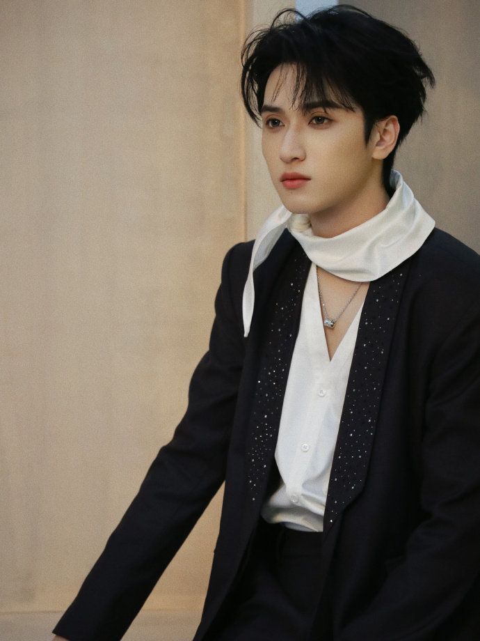 严浩翔换北京ip发图，严浩翔晒了六宫格舞台照，期待住接下来和我们浩翔的多多见面啦