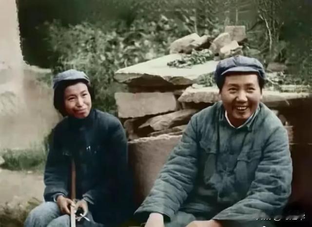 毛主席这张照片是在延安时期拍摄的，毛主席身穿棉服，头戴八角帽，坐在路边的土墩上，