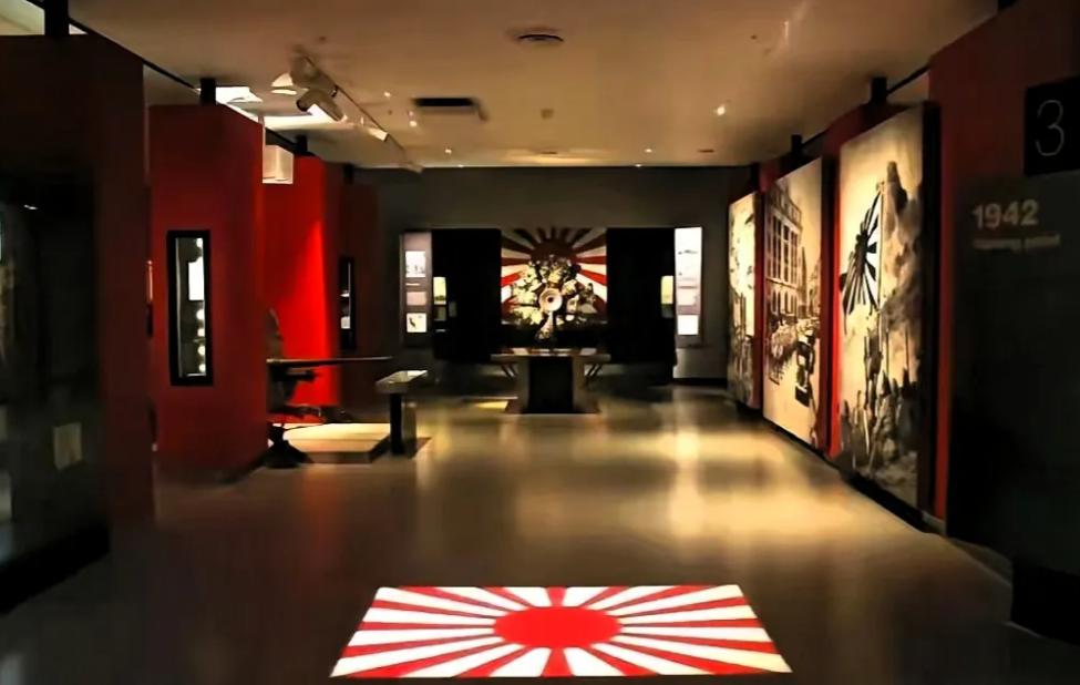 澳大利亚抗战博物馆，把日本国旗作为入口门垫，要求每一个参观者在上面踩踏30秒，把
