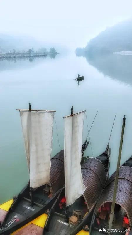 或许可以从不同的场景去构思，比如山林间，天空中。要是从山林场景出发，“林间百鸟鸣