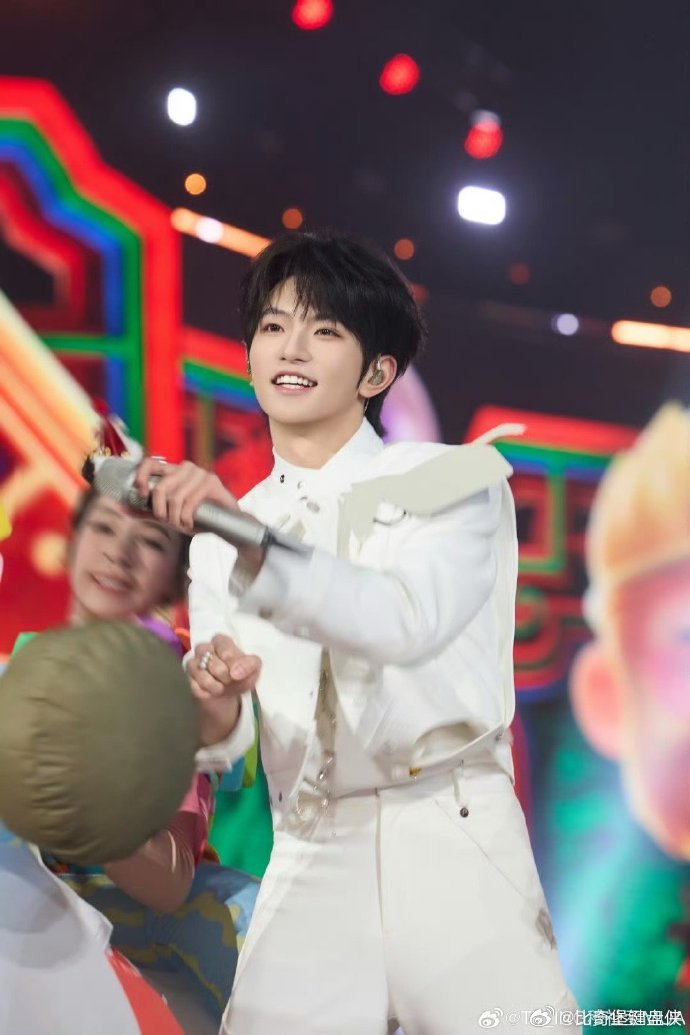 让让穆祉丞吧他还得回公司 全场最不能输的就是穆祉丞🤣，这歌关系到他回公司的体面