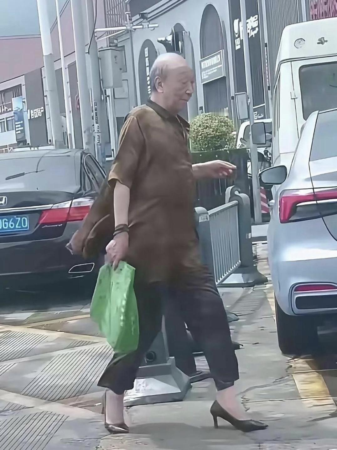 看到这一幕惊呆了，这是老爷爷还是老太太[泪奔]