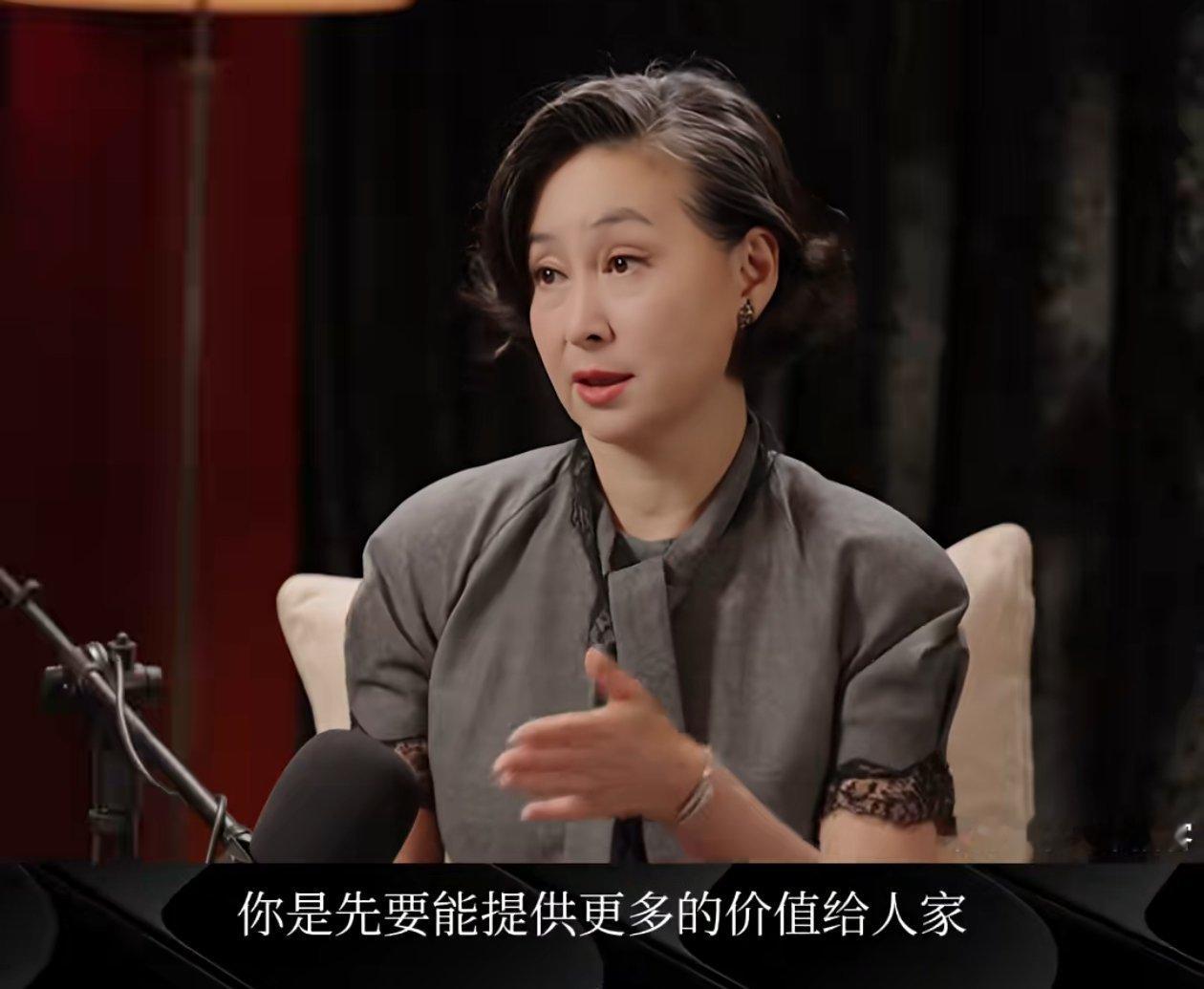 我想不通何超琼这个年纪了为什么要给章泽天背书？她完全没必要为自己的叙事寻找一个出