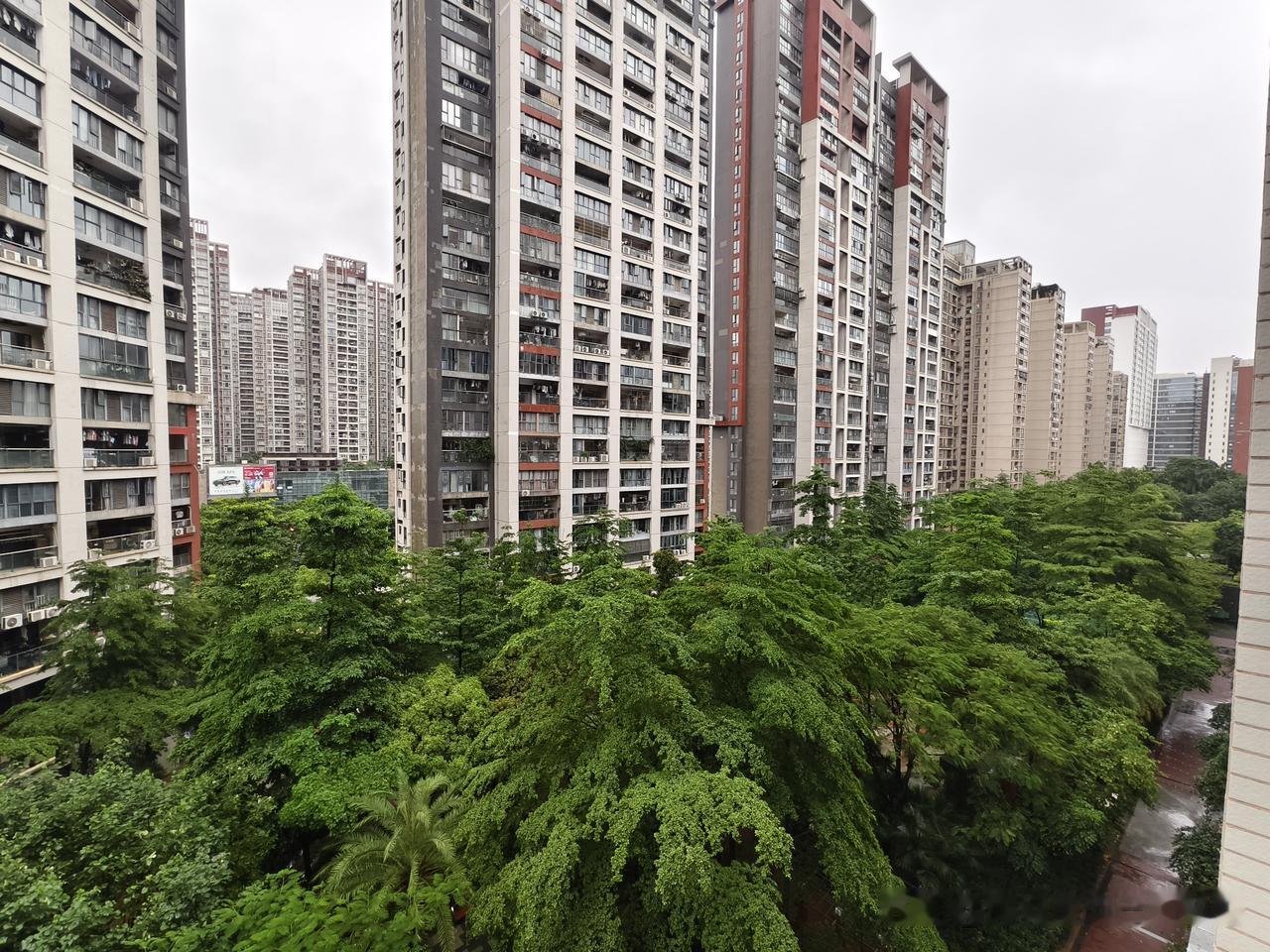 看房日记：
今天带了一对夫妻客户看房，客户之前的老破旧的 2 房 被我卖掉了，现
