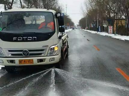 网传这几个月，保定收入最高的两个职业：
洒水车司机、道路清扫车司机。
天天洒水不