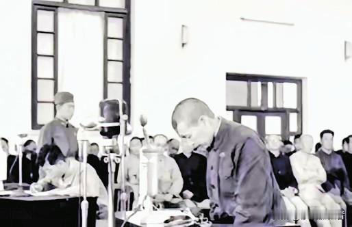 狱中，赵一曼的肚子被灌得鼓了起来，旁边的敌人拍了拍她的肚子，笑着说：“再灌点。”