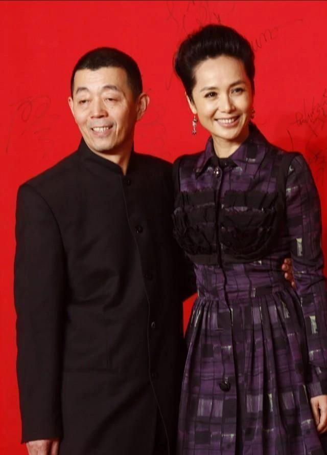 蒋雯丽罕见随导演老公亮相，两人同框有种父女的即视感，蒋雯丽身穿一袭格纹连衣裙，修