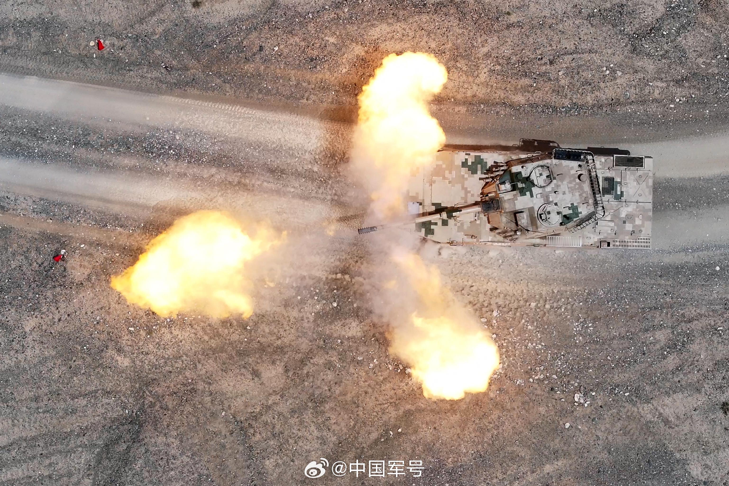 【戈壁起惊雷！这是你想看的大漠黄沙吗】近日，在西北戈壁某训练场，陆军第77集团军